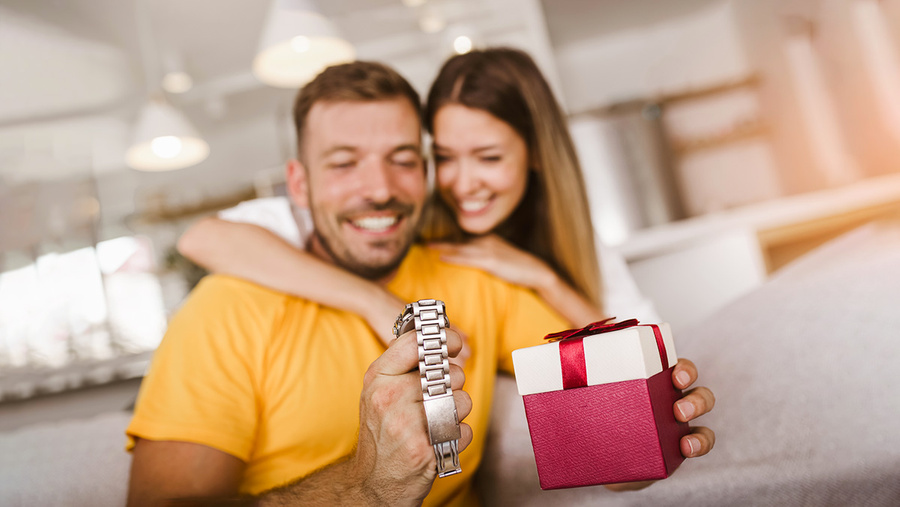 Что подарить мужчине на Новый год? Народные приметы, почему нельзя вручать часы. Обложка © Shutterstock
