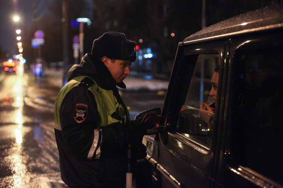 ГИБДД не будет штрафовать водителей за летние шины зимой. Фото © Агентство "Москва"&#x27;/ Сергей Ведяшкин 