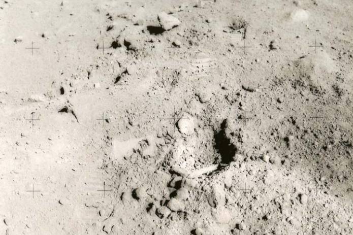 "Траншея", которую астронавты "Аполлона-17" прорыли возле лунного кратера Ван Серга для сбора грунта. Фото © lpi.usra.edu