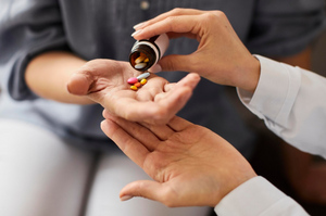 Фармаколог объяснил, чем может грозить применение лекарств не по инструкции