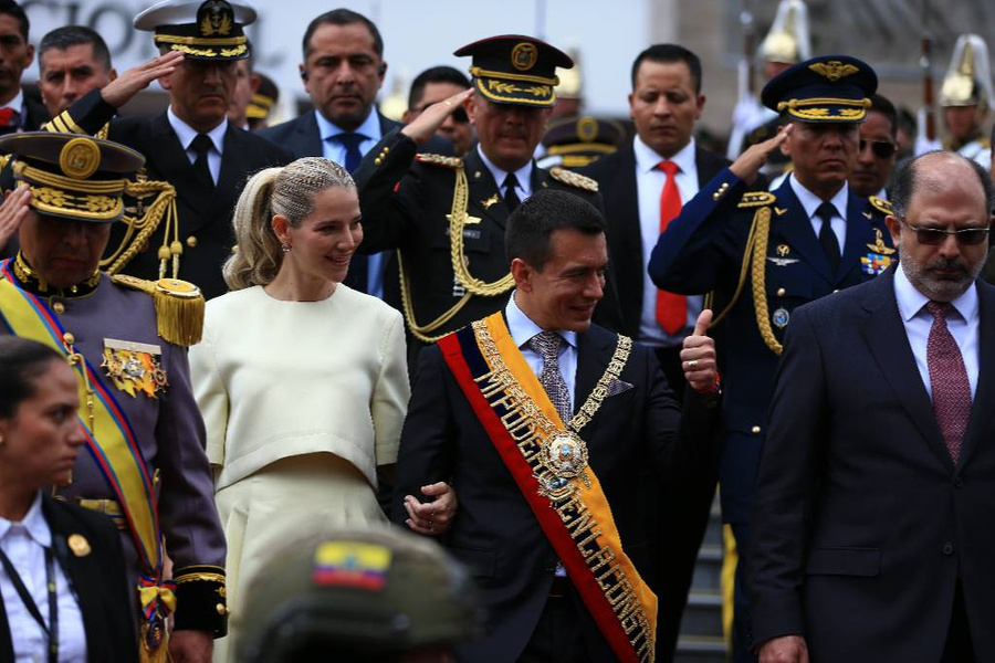Избранный президент Эквадора Даниэль Нобоа принял присягу во время своей инаугурации под музыку из песни "День Победы". Обложка © ТАСС / EPA / Julio Estrella