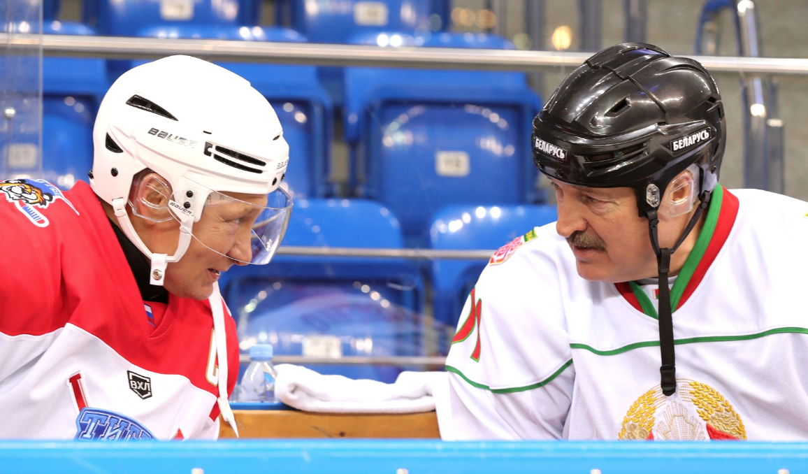 Президент Владимир Путин с президентом Республики Беларусь Александром Лукашенко перед началом игры в хоккей. Фото © Kremlin.ru