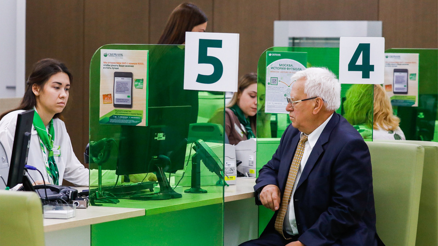 В ряде случаев банки могут повысить ставки по уже выданным кредитам. Обложка © ТАСС / Артём Геодакян