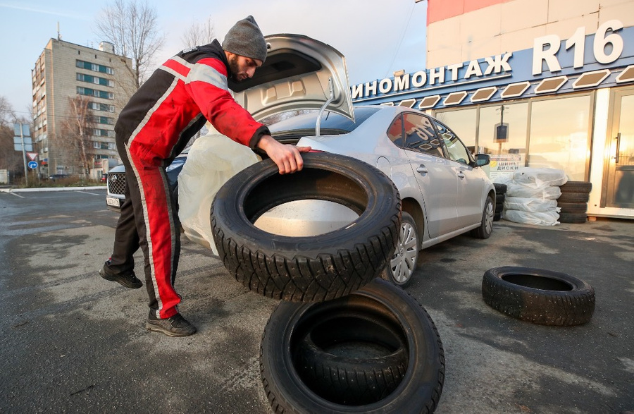 В перечень неисправностей автомобилей, при которых запрещается их эксплуатация, добавлено использование летней резины зимой. Фото © ТАСС / Егор Алеев