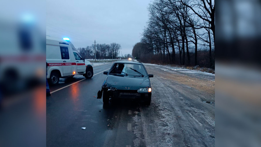 В Лискинском районе Воронежской области женщина-пешеход погибла после того, как её переехали сразу три машины. Обложка © Телеграм-канал "TV Губерния. Воронеж"