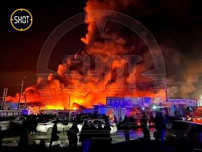 Названа возможная причина крупного пожара на рынке в Ростове-на-Дону