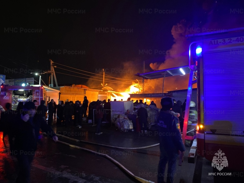 Площадь пожара на рынке в Ростове-на-Дону выросла до четырёх тысяч квадратов