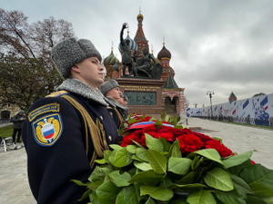 Путин в День народного единства возложил цветы к памятнику Минину и Пожарскому