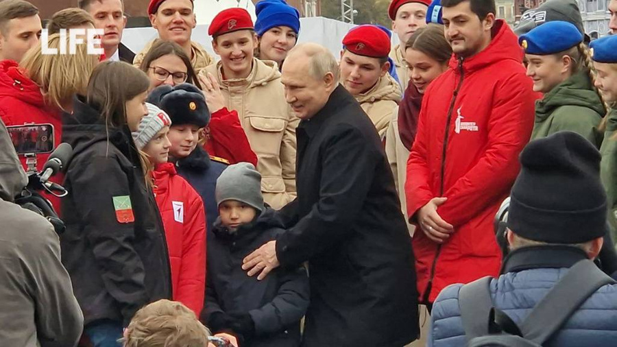 Сын погибшего героя СВО Руслан вместе с президентом РФ Владимиром Путиным. Обложка © LIFE