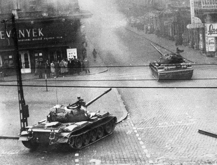 Советские танки на улицах Будапешта. Фото © Getty Images / Universal Images Group / Photo12