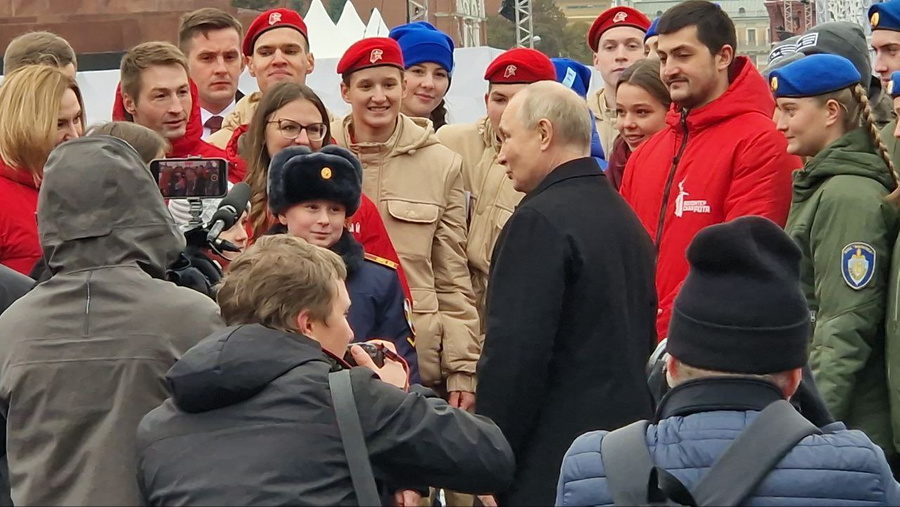 Путин встретился с юнармейцами на церемонии возложения цветов к памятнику Минину и Пожарскому в Москве. Обложка © LIFE