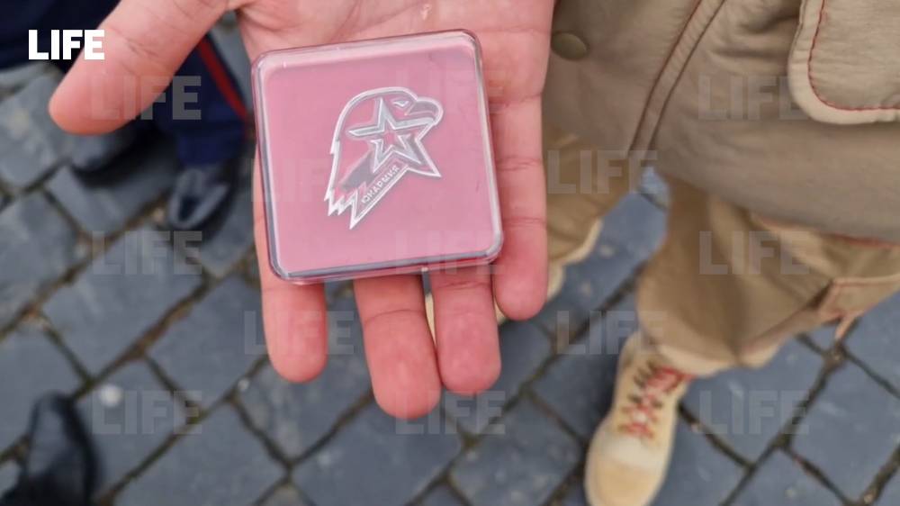 Участник движения "Юнармия" подарил Путину значок на Красной площади