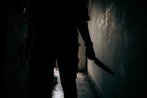 Бил поленом и ножом: Приморец учинил кровавую расправу над соседями из-за отказа дать взаймы