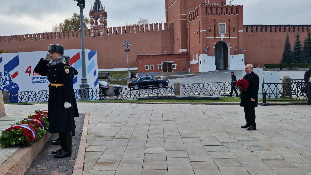 Президент Владимир Путин традиционно возложил цветы к памятнику Минину и Пожарскому на Красной площади. Фото © LIFE / Павел Баранов