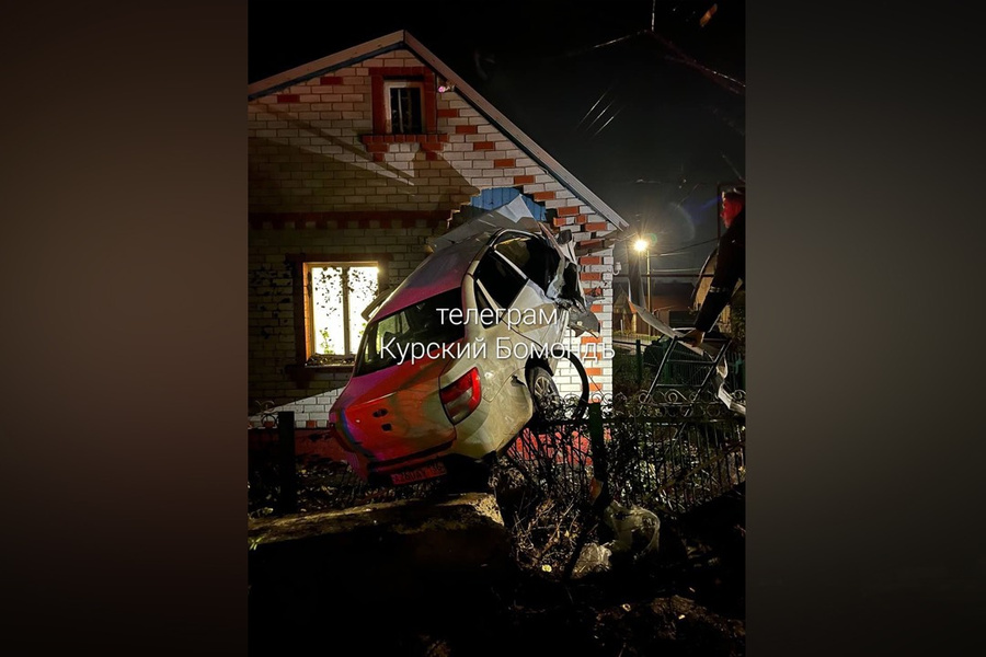 Легковушка влетела в частный дом в Курской области и застряла в окне, водитель погиб. Обложка © t.me / Курский бомонд