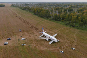 Росавиация назвала ошибки экипажа причиной посадки самолёта "Уральских авиалиний" в поле
