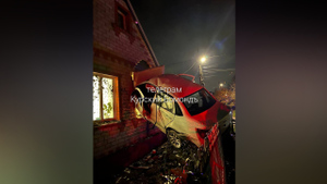 Легковушка влетела в частный дом в Курской области, водитель погиб. Фото © t.me / Курский бомонд