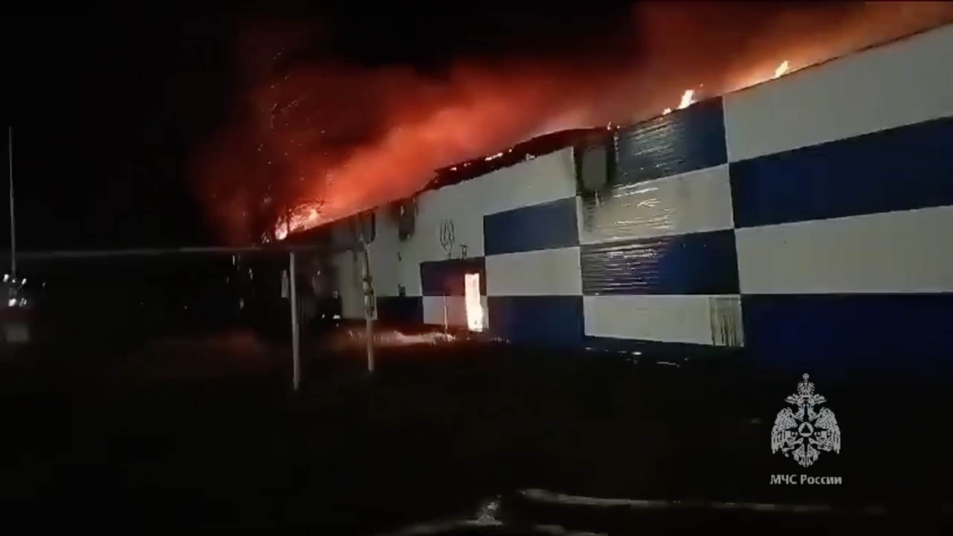 Адское пламя разгорелось на складе в Татарстане на площади 2200 квадратов