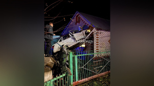 Легковушка влетела в частный дом в Курской области, водитель погиб. Фото © t.me / Курский бомонд