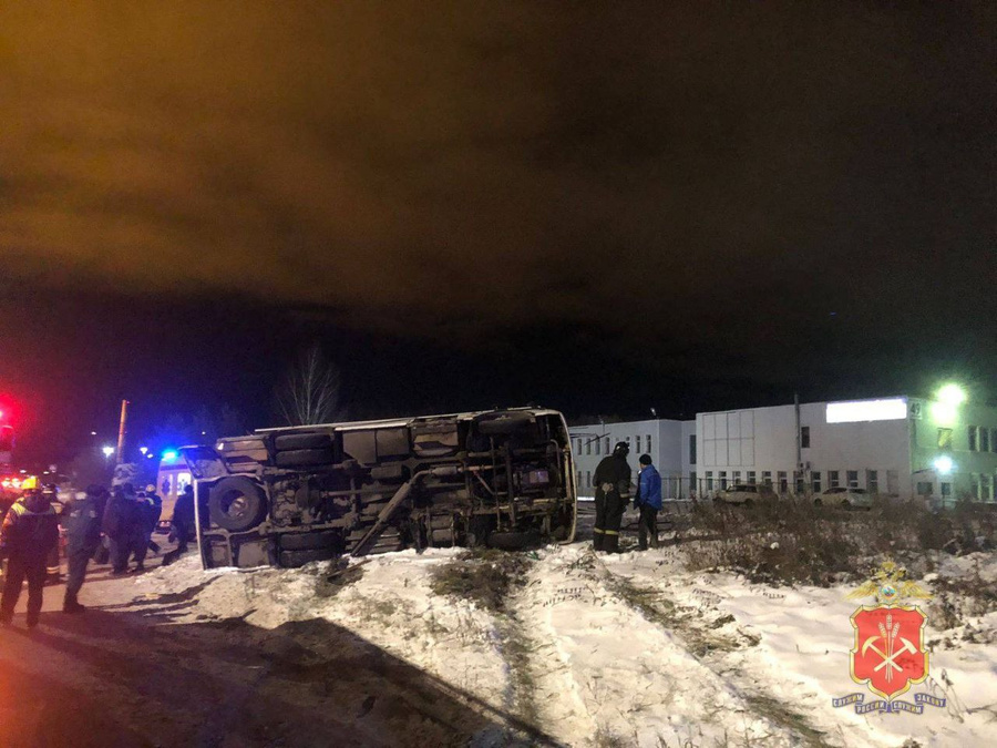 В Кемерове автобус столкнулся с грузовиком, есть погибшие и раненые.Обложка © t.me / ГУ МВД России по Кемеровской области