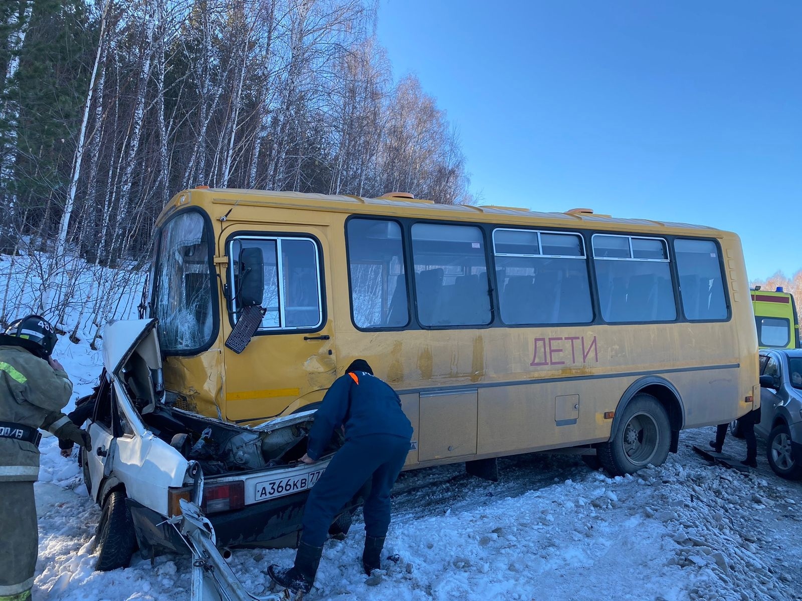 Женщина и ребёнок погибли в ДТП со школьным автобусом под Челябинском