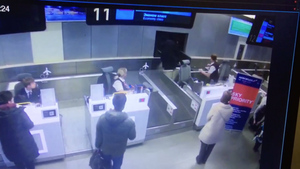 Пассажир нырнул за чемоданом на ленту в аэропорту Самары и стал героем вирусного видео