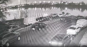 Камеры засняли гибель беременной медсестры в скатившемся в Неву "мерседесе"