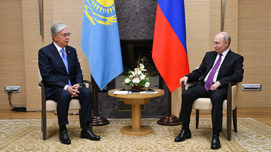 Президент РФ Владимир Путин и президент Казахстана Касым-Жомарт Токаев (справа налево). Фото © ТАСС / POOL / Павел Бедняков