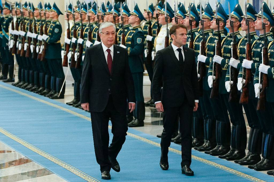 Президент Казахстана Касым-Жомарт Токаев и президент Франции Эмманюэль Макрон (слева направо) во время встречи. Фото © ТАСС / AP