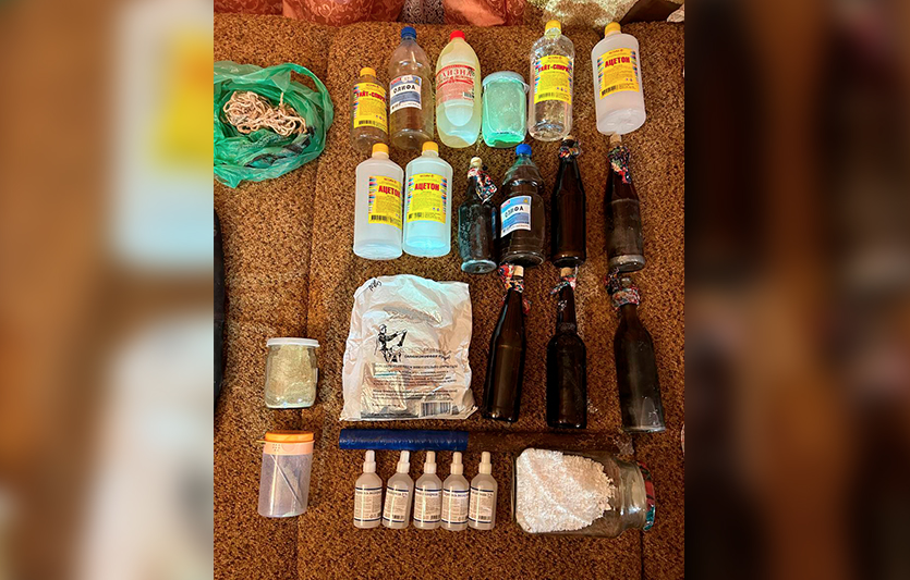 Найденные горючие вещества у подростка в Сызрани. Фото © T.me / Александр Хинштейн