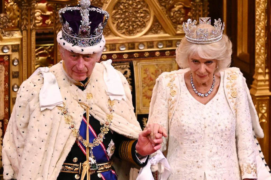 Британский король Карл III и его супруга Камилла на церемонии открытия сессии Парламента Великобритании. Обложка © AP / TASS / Leon Neal
