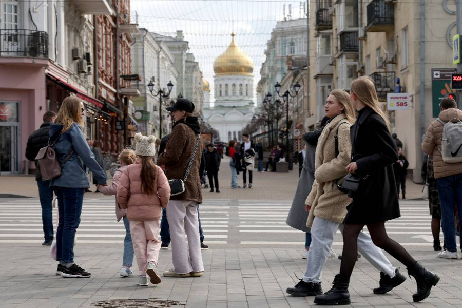 Местные жители в Соборном переулке. Обложка © ТАСС / Эрик Романенко