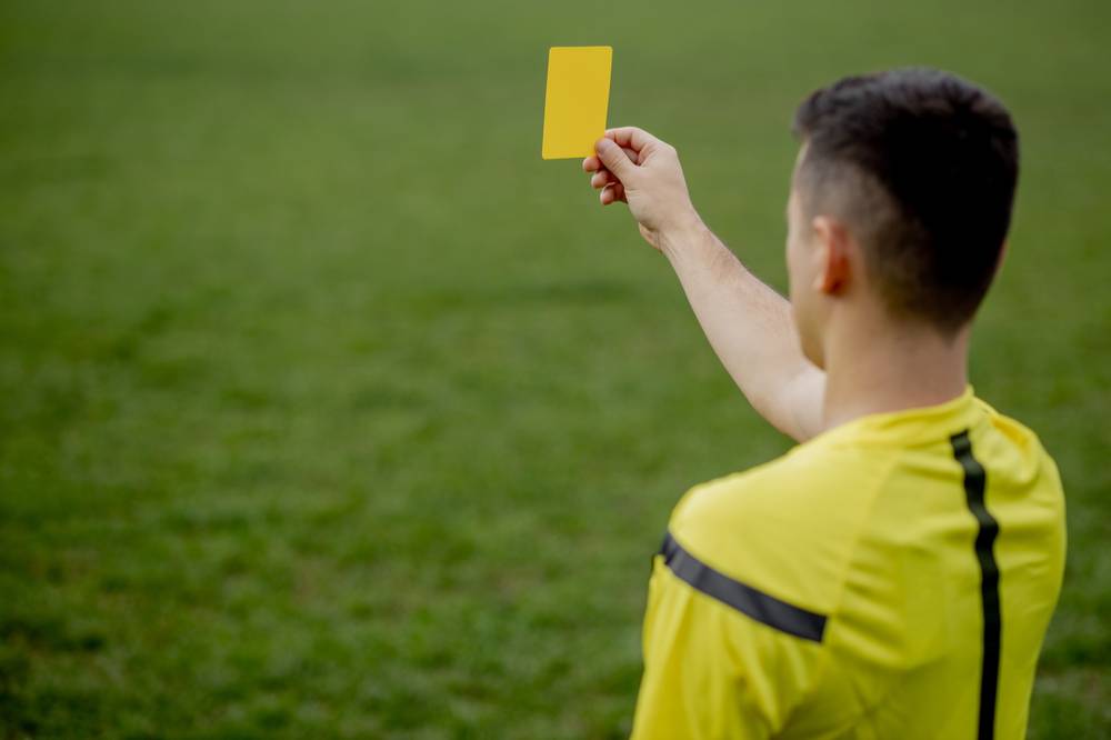 В Чехии футболисты получили 16 жёлтых карточек за групповой стриптиз на матче