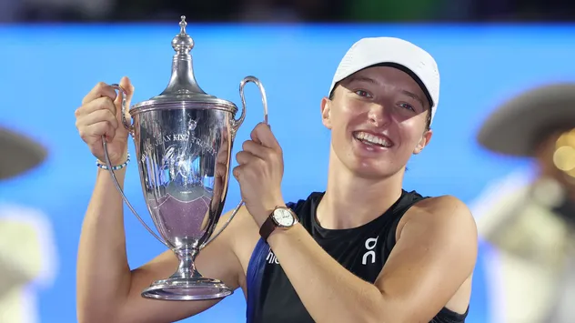 Теннисистка Ига Свёнтек впервые в карьере выиграла итоговый турнир WTA. Обложка © wtatennis.com