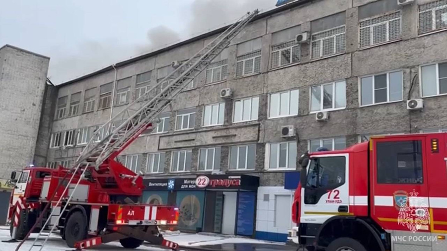 Пожар в ТЦ "Гвоздь" в Улан-Удэ локализован на площади 22 тыс. кв. м. Обложка © Telegram / МЧС России