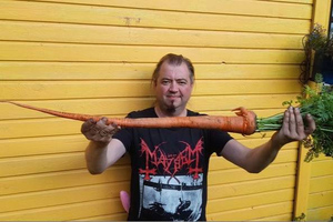 Петербуржец попал в Книгу рекордов России, вырастив самую длинную морковь