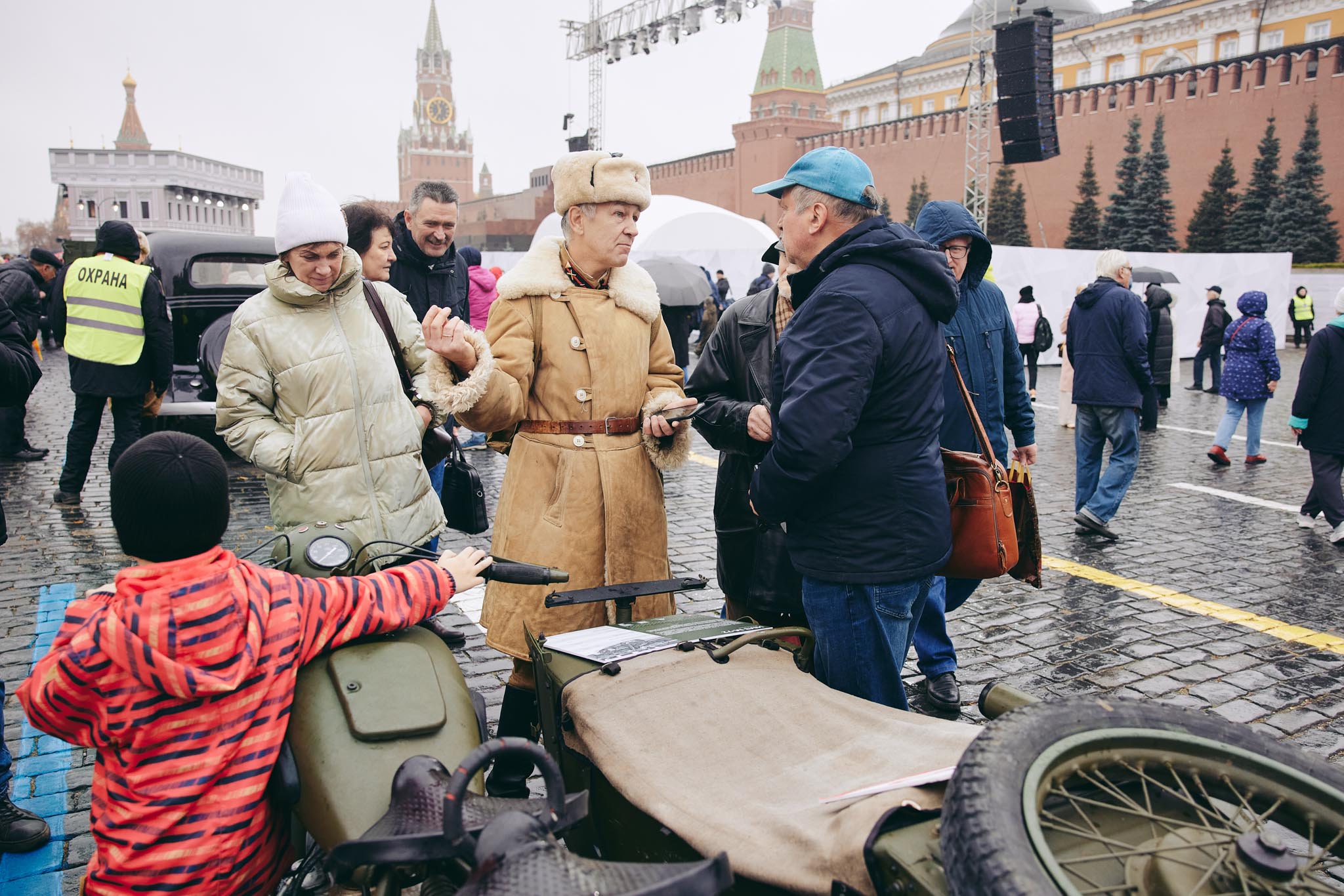 Посетители музея на Красной площади рассматривают военную технику. Фото © Сайт Сергея Собянина