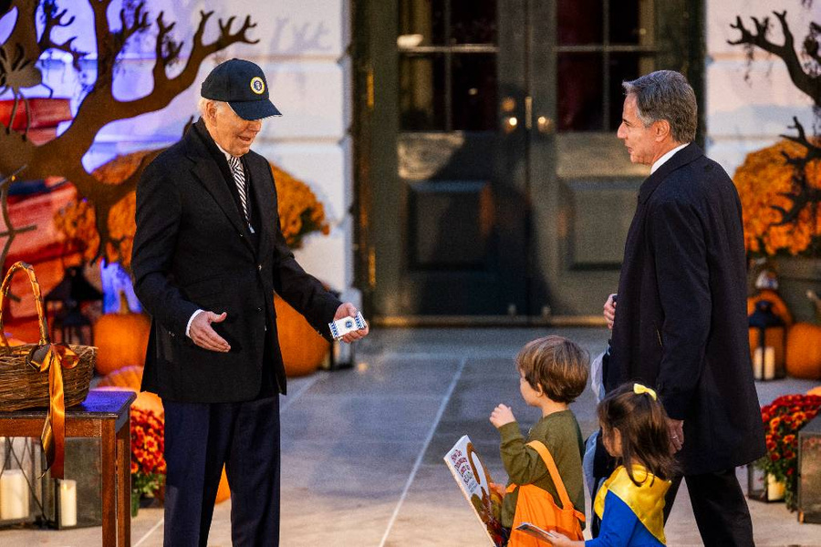 Президент США Джо Байден (слева) и госсекретарь США Энтони Блинкен с семьёй (справа) на праздновании Хэллоуина в Белом доме. Фото © ТАСС / EPA / JIM LO SCALZO