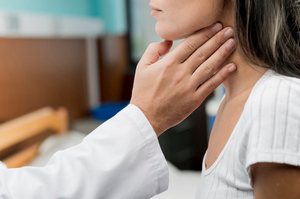 Отсутствие либидо и запоры: Эндокринолог назвала неочевидные симптомы болезни щитовидки