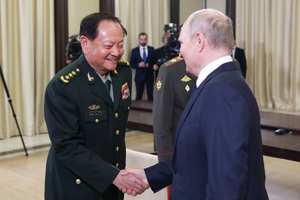 Китайский военный на встрече с Путиным заявил о "выдающихся моментах" сотрудничества с РФ