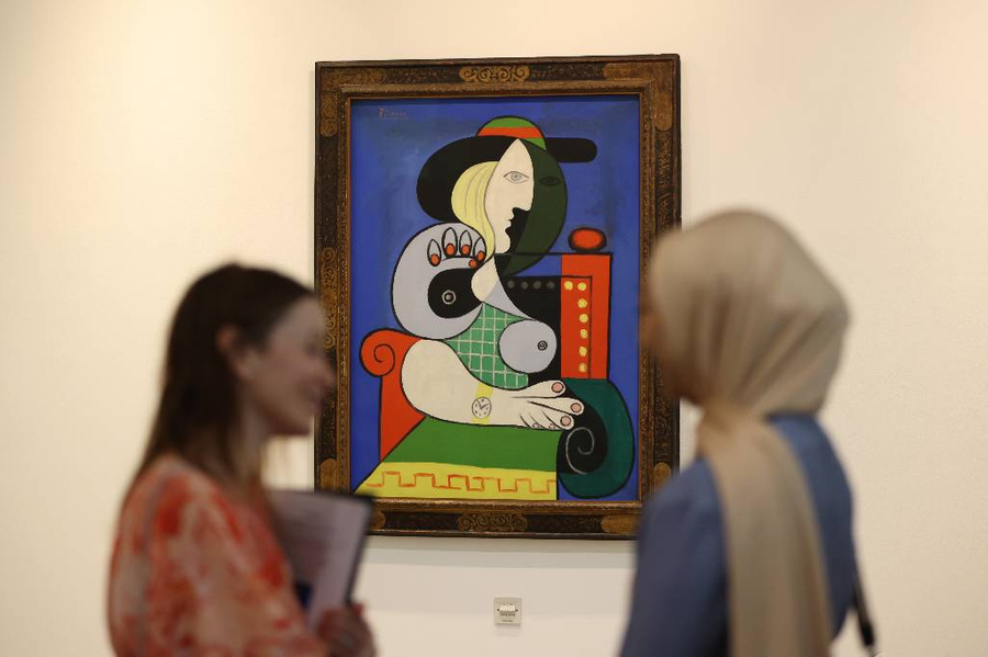Картина Пабло Пикассо "Женщина с часами" (Femme a la Montre) 1932 года в галерее Sotheby&#x27;s Dubai. Обложка © ТАСС / EPA / ТАСС