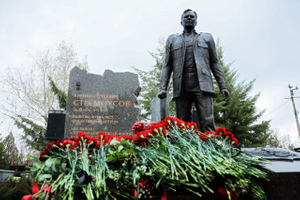 Памятник Стремоусову открыли на его могиле на кладбище в Крыму
