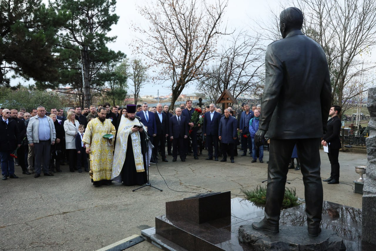 На кладбище Симферополя открыли памятник Стремоусову. Фото © Telegram / Aksenov82
