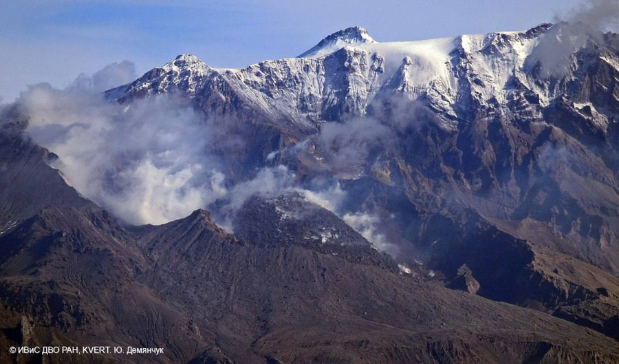 На вулкане Шивелуч из-за сильного ветра поднимается пепел с поверхности отложений пирокластического потока. Обложка © t.me / Шивелуч.LIVE