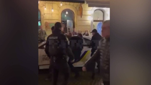 Полицейские во Львове жёстко скрутили мужчину из-за песен "Ласкового мая"