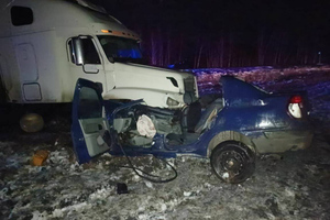 Женщина за рулём влетела во встречный грузовик на трассе в Сибири, погибли двое детей