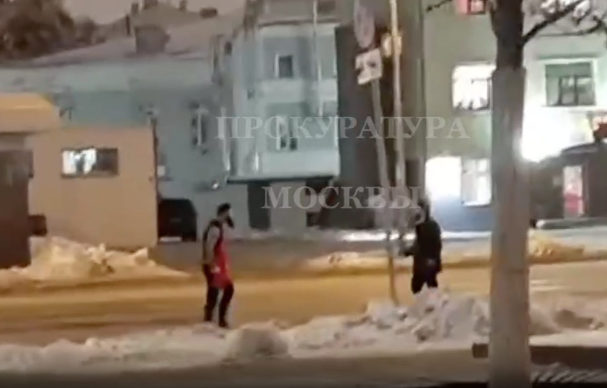 Погоня продавца шаурмы с тесаком за покупателем в Москве попала на видео