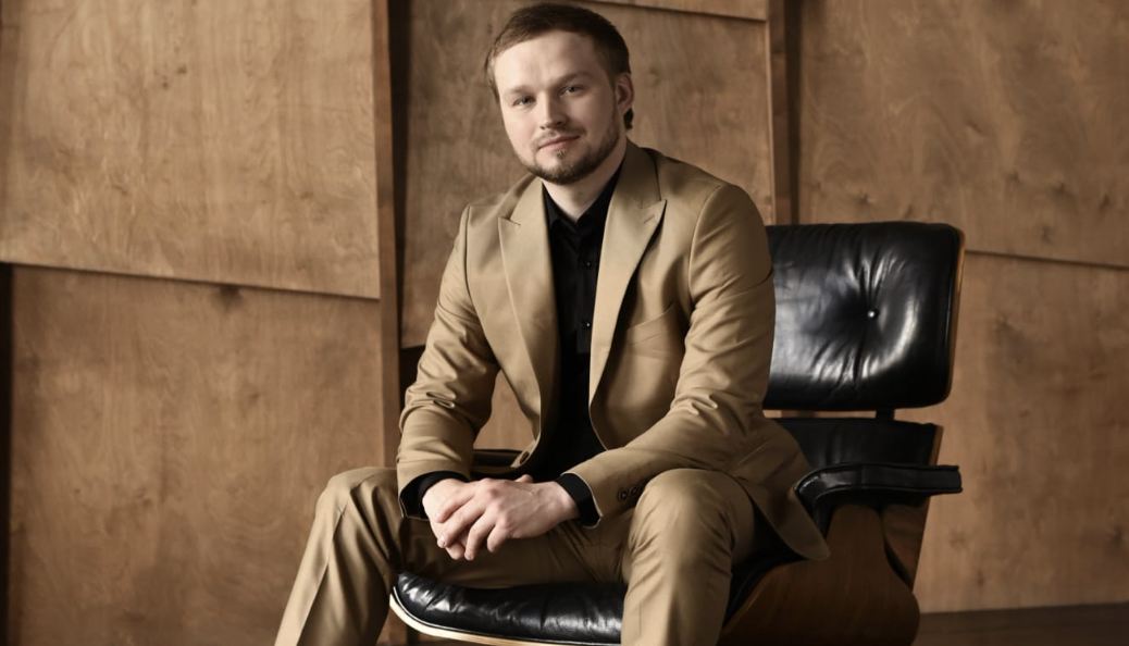 <p>Моя личная статистика показывает, что в новом году будет ещё больший процент желающих на увеличение груди именно анатомическими имплантами, замену имплантов на больший объём, ведь мы уже можем наблюдать, как даже среди знаменитостей снова возвращается в моду большая грудь, и именно анатомические импланты идеально могут в этом помочь</p>