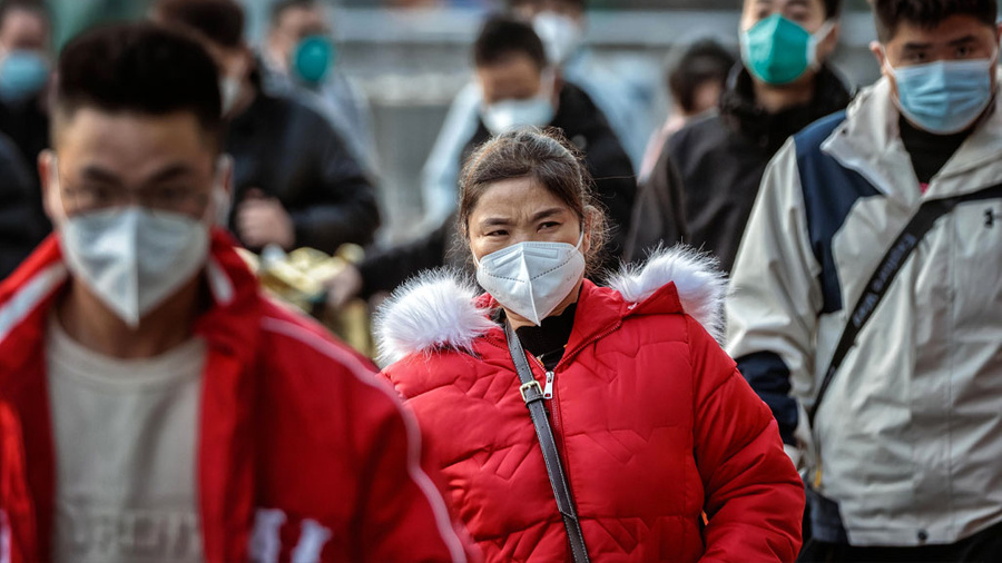 ВОЗ оценила угрозу пандемии из-за вспышки опасной инфекции в Китае. Обложка © ТАСС / EPA / ALEX PLAVEVSKI
