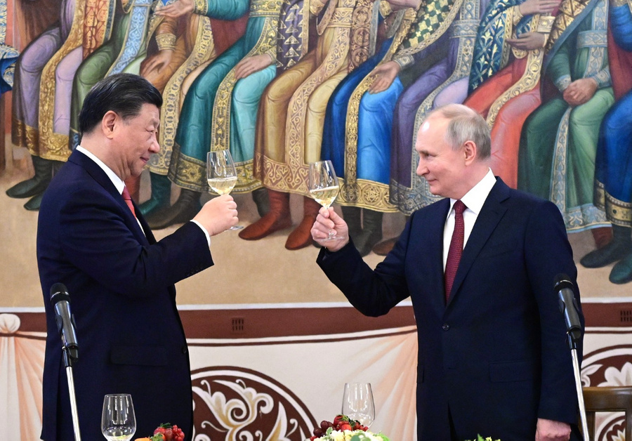 Путин и Си Цзиньпин провели за столом переговоров 15 часов в октябре 2023 года. Фото © Kremlin.ru